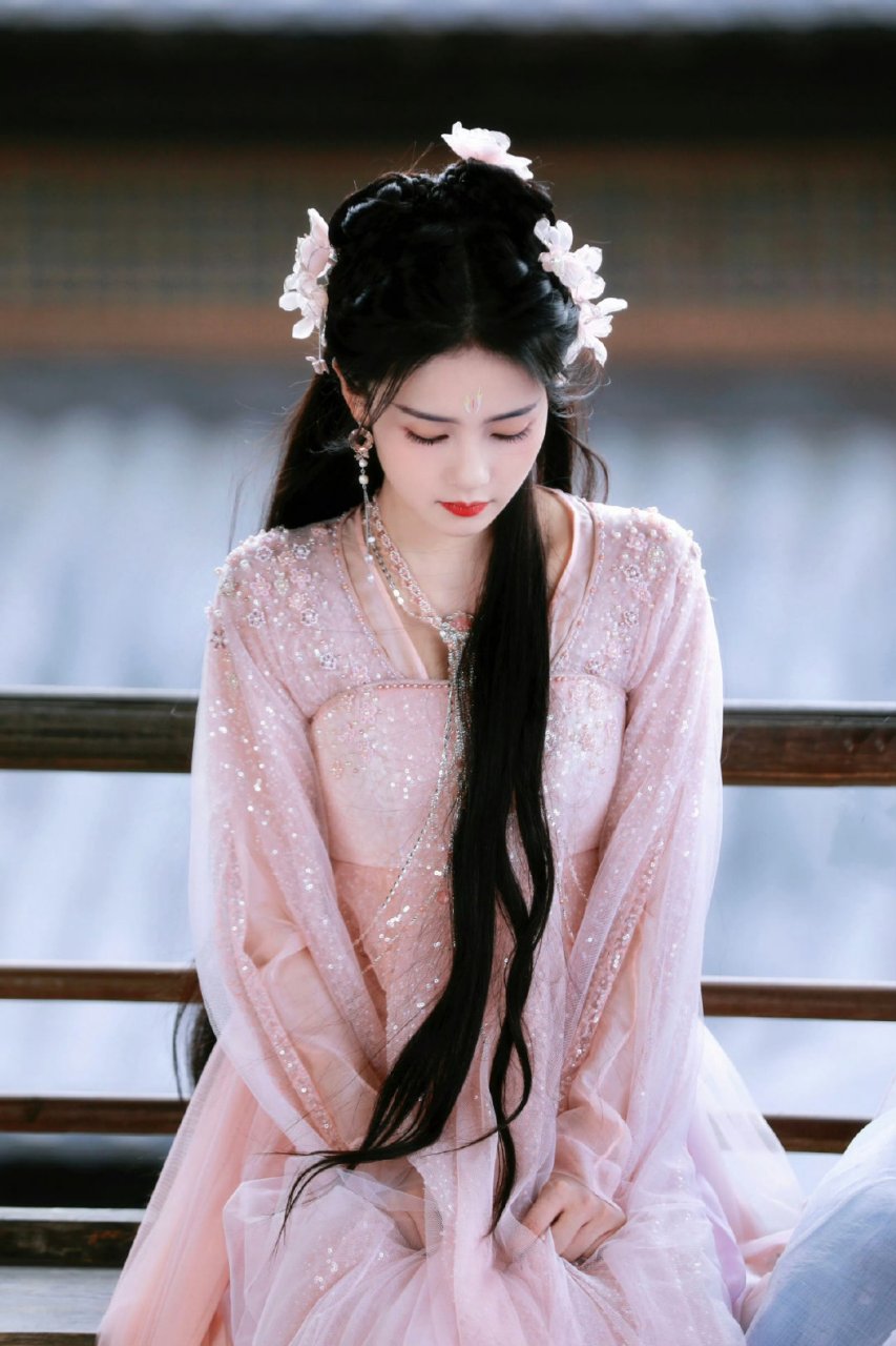 收集了白鹿的一些古装 676767,你喜欢白鹿?