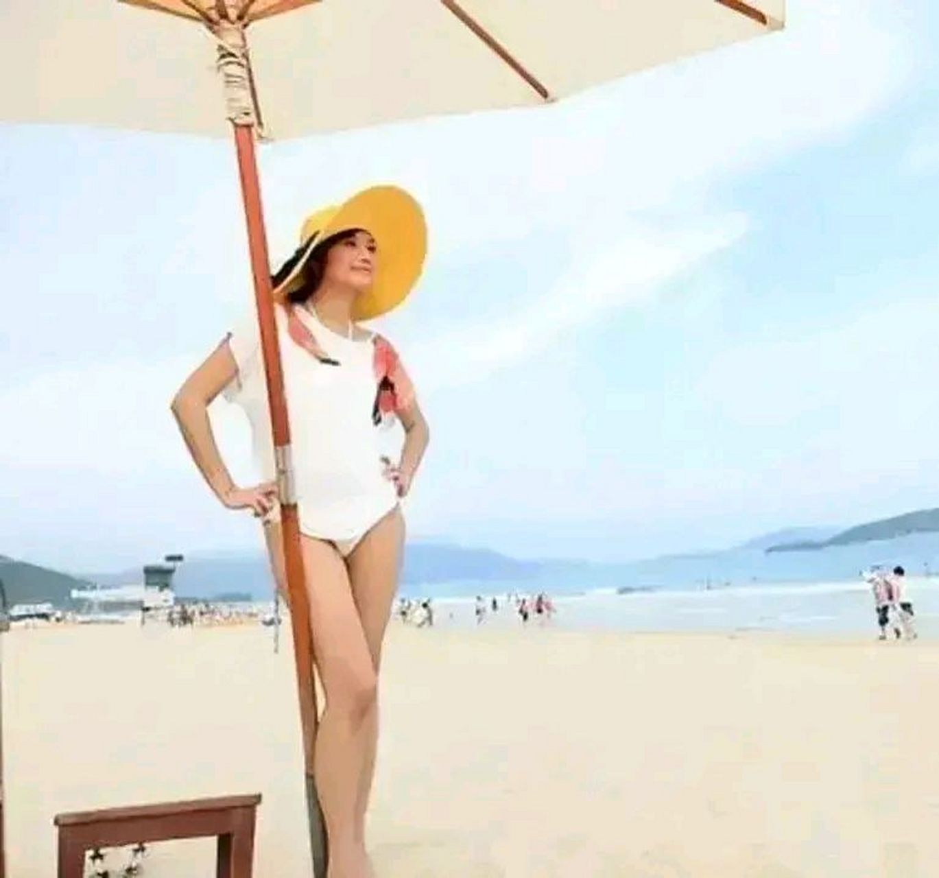 娱乐最前沿# 昔日,徐静蕾被拍摄了一组泳装照,穿着白色比基尼的徐膊