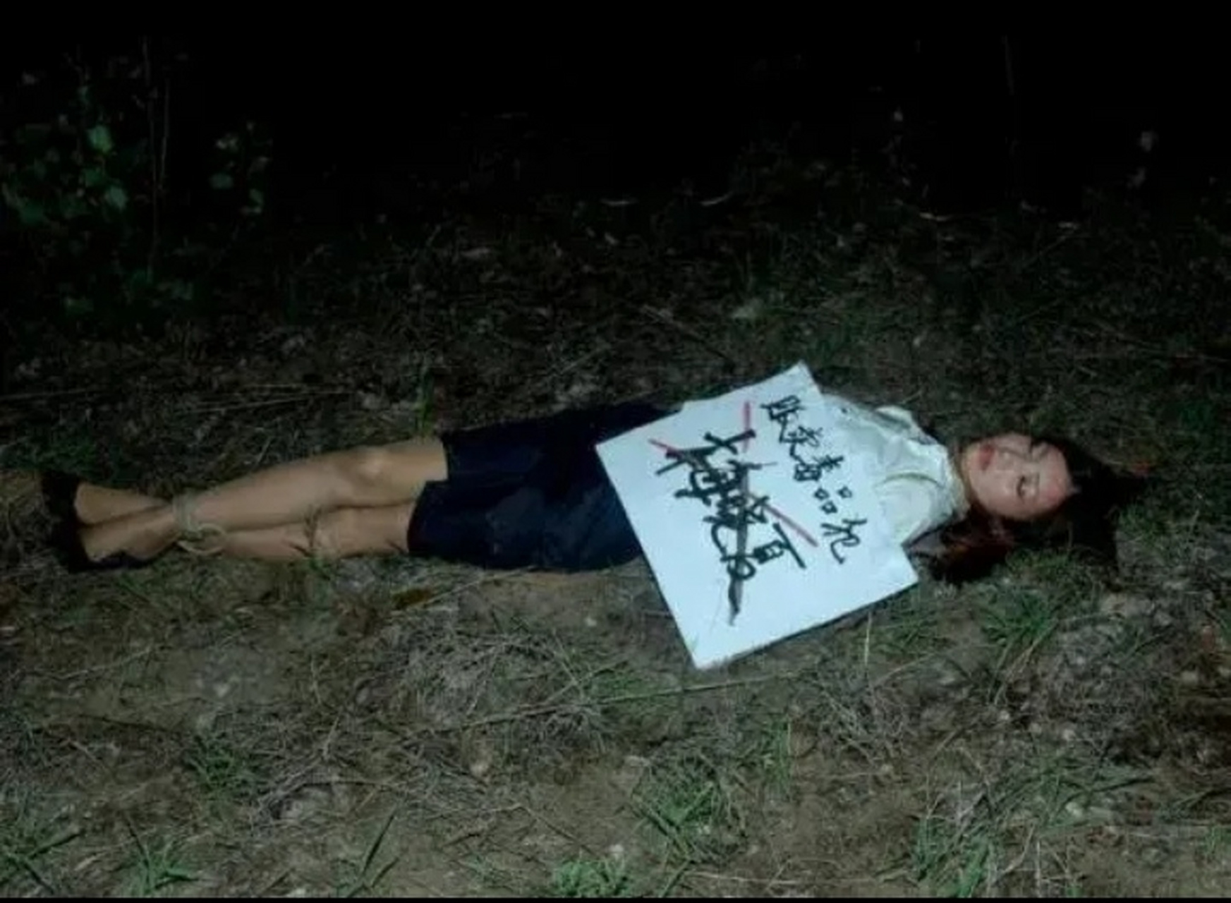 这是上世纪80年代的一张照片,当时的美女大毒枭梅晓夏因为贩毒的数量