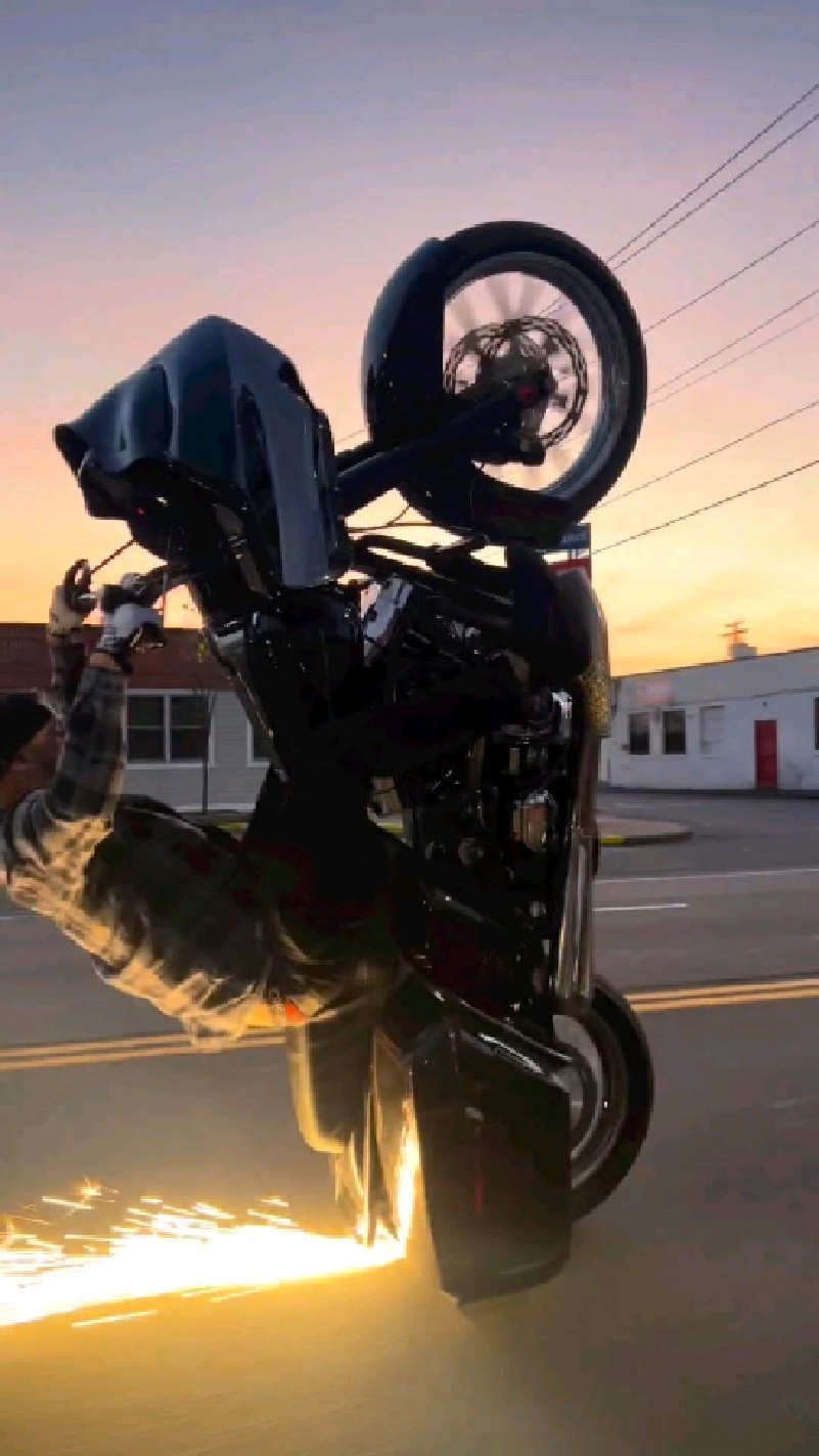 骑摩托车翘头的小伙