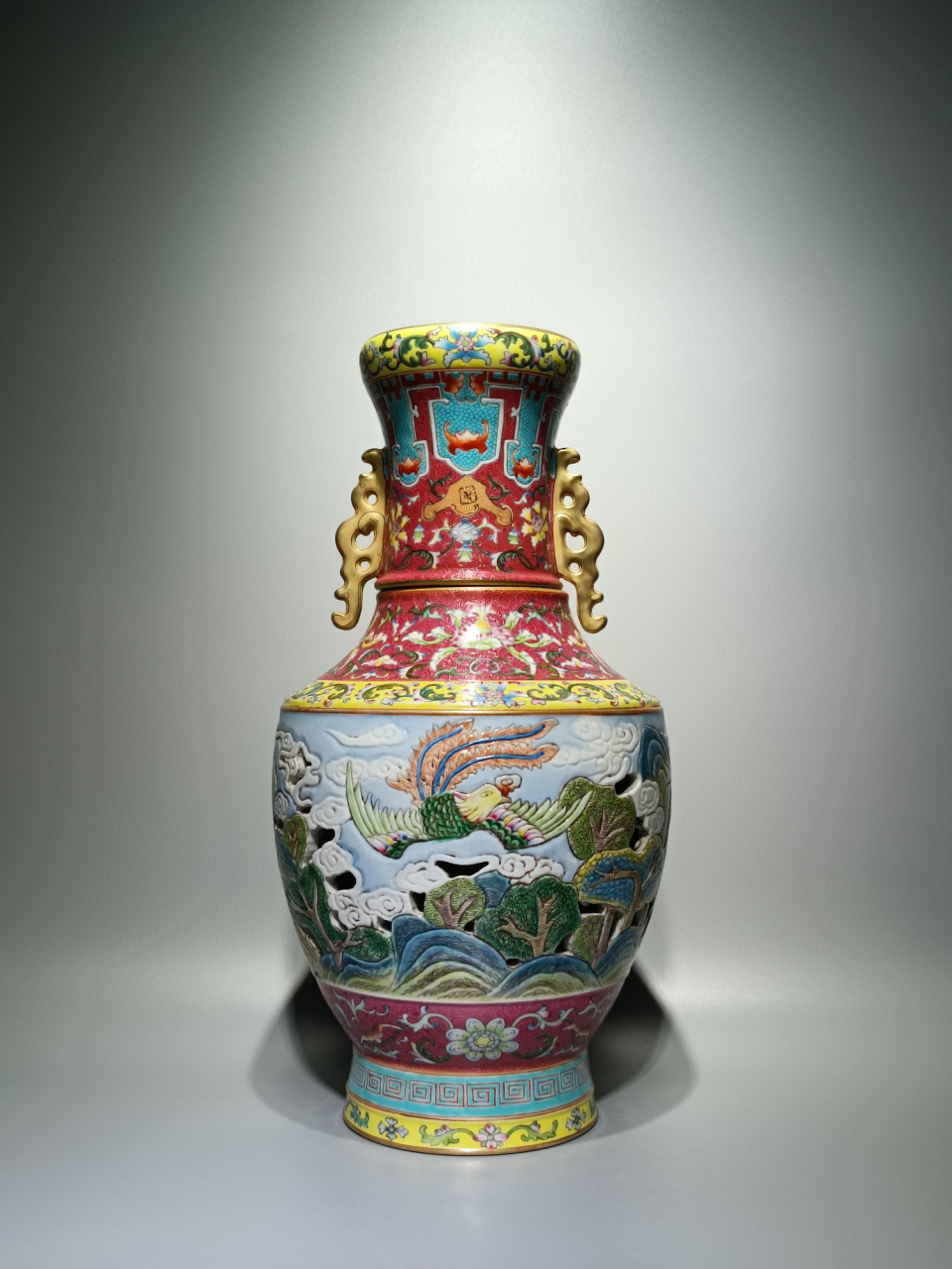 清乾隆款,粉彩胭脂红轧道镂空有凤来仪套瓶 高:43cm宽:22cm