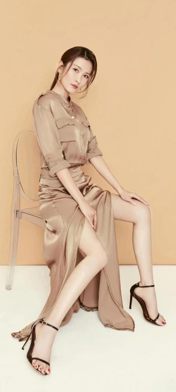 成熟性感的徐洁儿