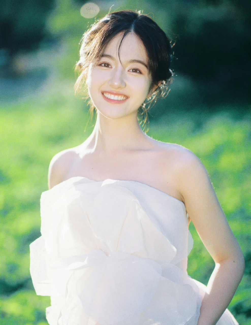 感觉李兰迪找准自己风格了,最近营业的照片都挺好看的,特别是她拍的这