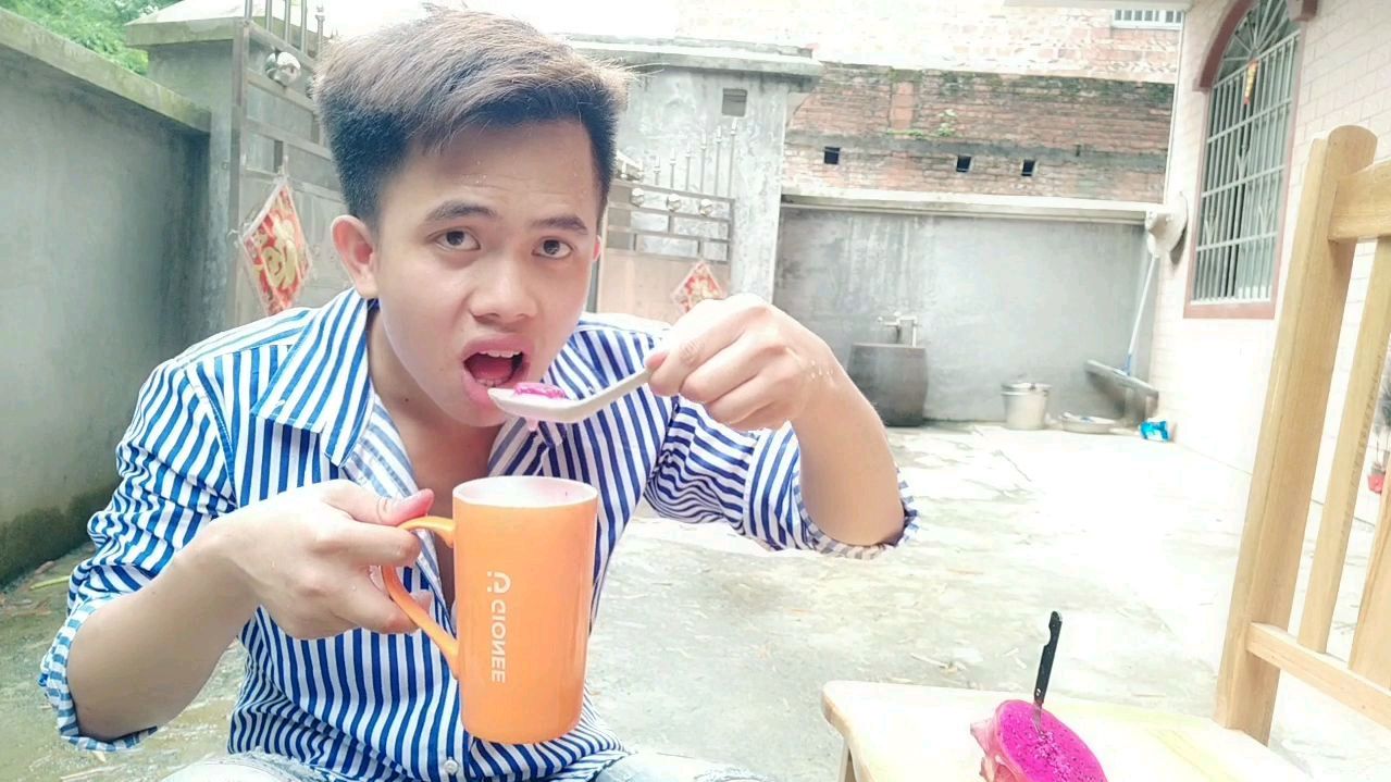 火龙果的吃法很多,广西小伙这样自制火龙果奶茶,简单快捷又好吃