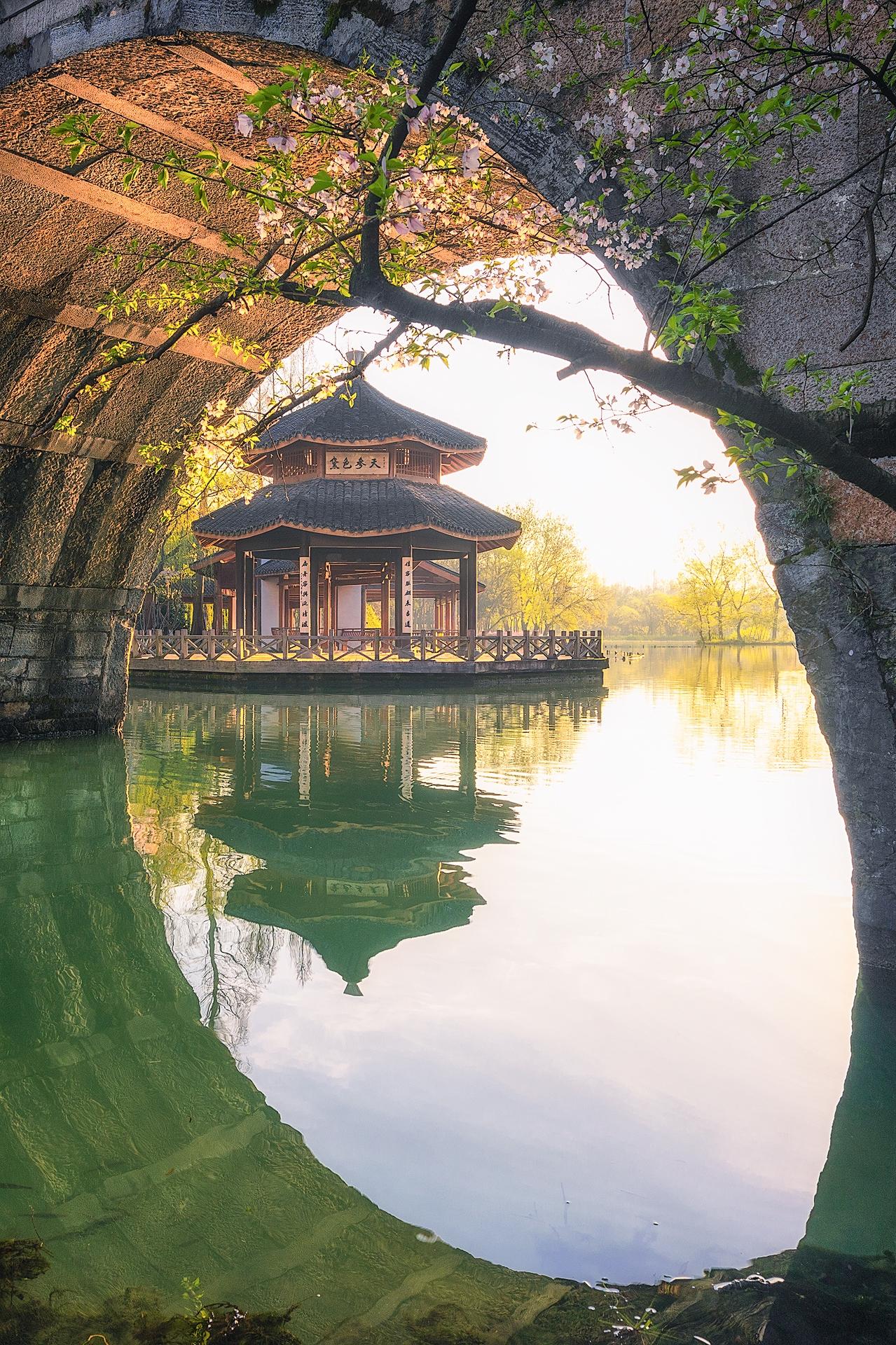 杭州西湖的春天 不仅仅有苏堤春晓柳浪闻莺还有看不够的樱花和春水