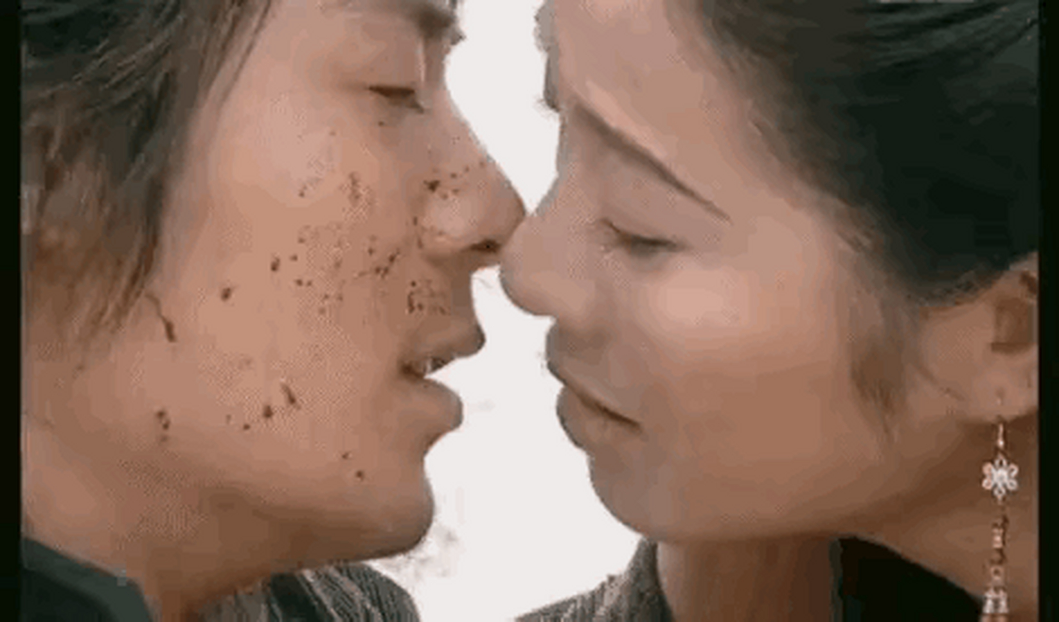 [舔屏][舔屏]  明星为了演绎事业和艺术拍吻戏的时候特别用心和投入