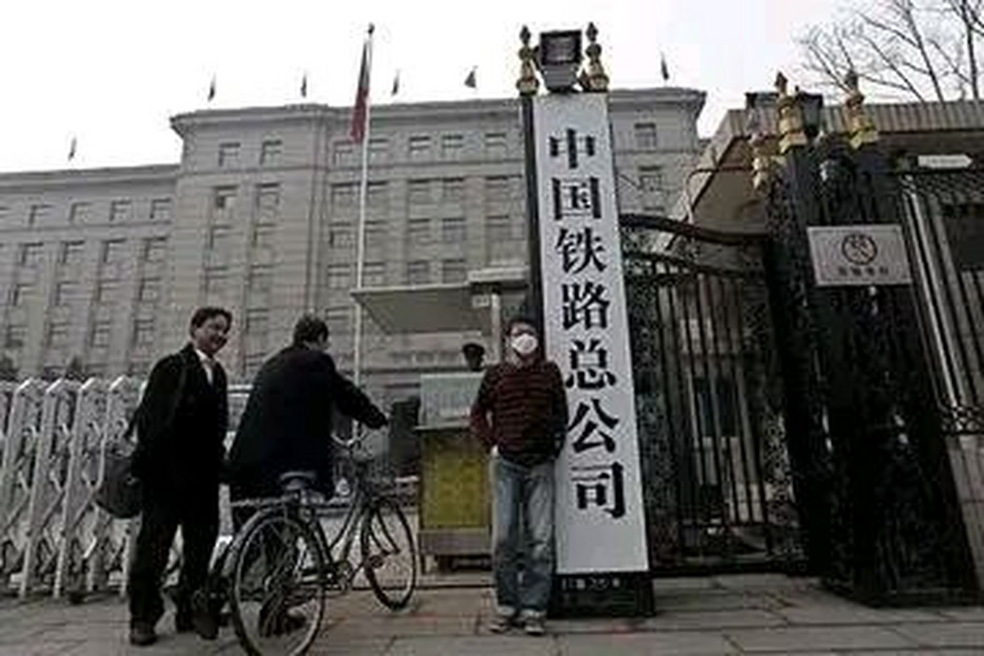 刘振芳:1963年出生,河北正定县人,毕业于北方交通大学铁道机械系,现任