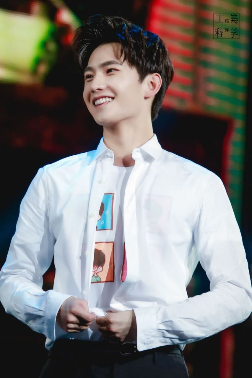 炎亚纶最开始只爱那种肌肉男,后来是年上小鲜肉,这几年才开始玩年下未