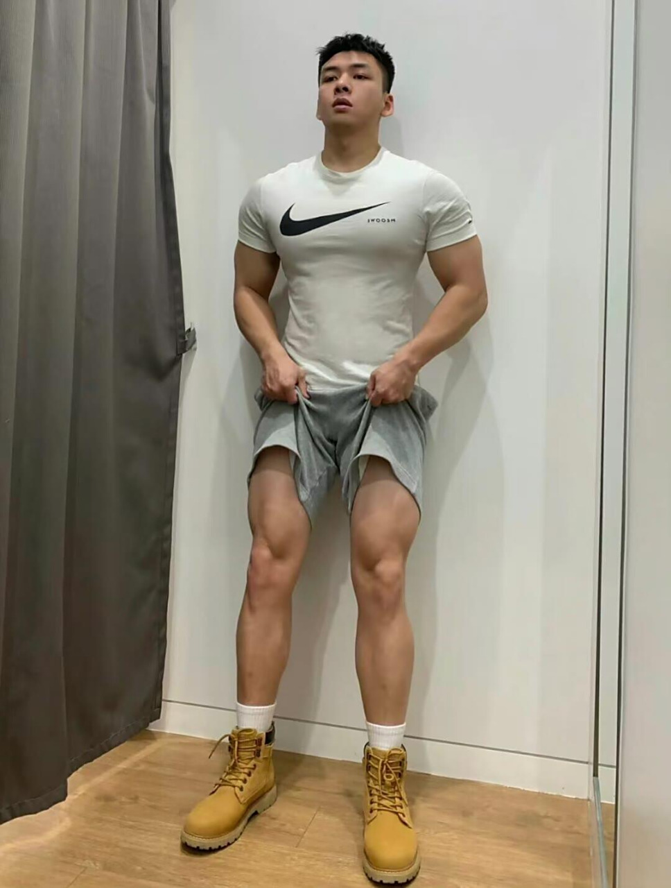 拍照中  肌肉少年