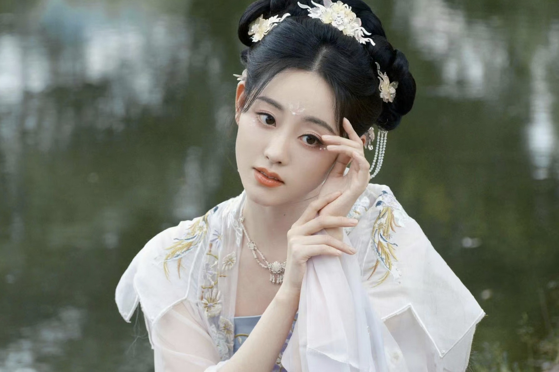 祝绪丹穿古装超好看,手拿蝴蝶扇一看就是大户人家千金,您爱了吗?