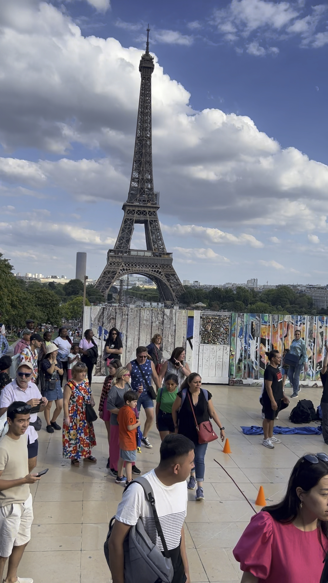 法国巴黎埃菲尔铁塔街头艺人