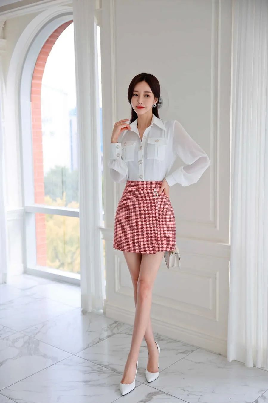 孙允珠韩国嫩模,白色上衣搭配超短包裙,水嫩诱人