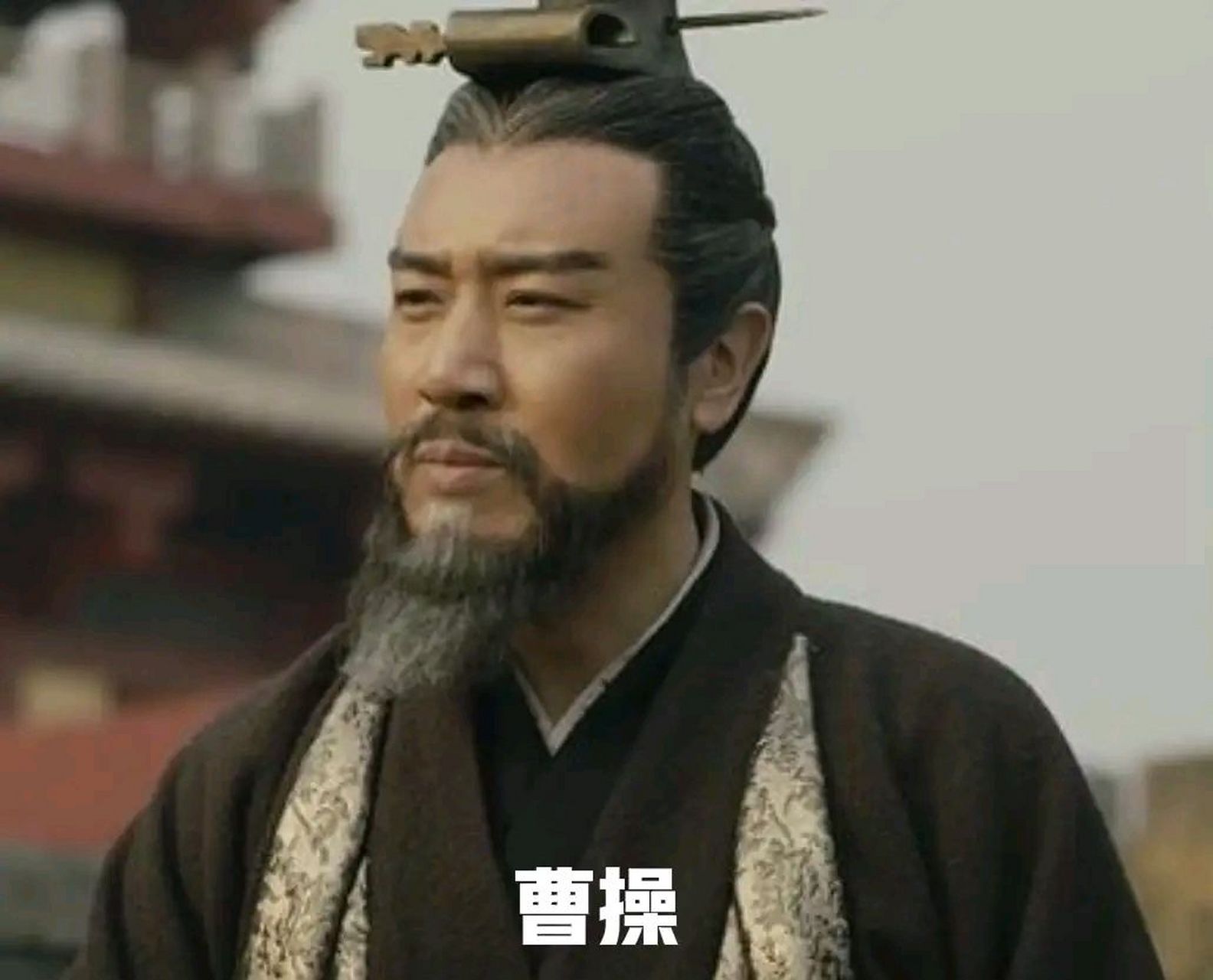 194年,曹操出任兖州牧,扬眉吐气的他写信给父亲曹嵩:"儿子已经扬名立