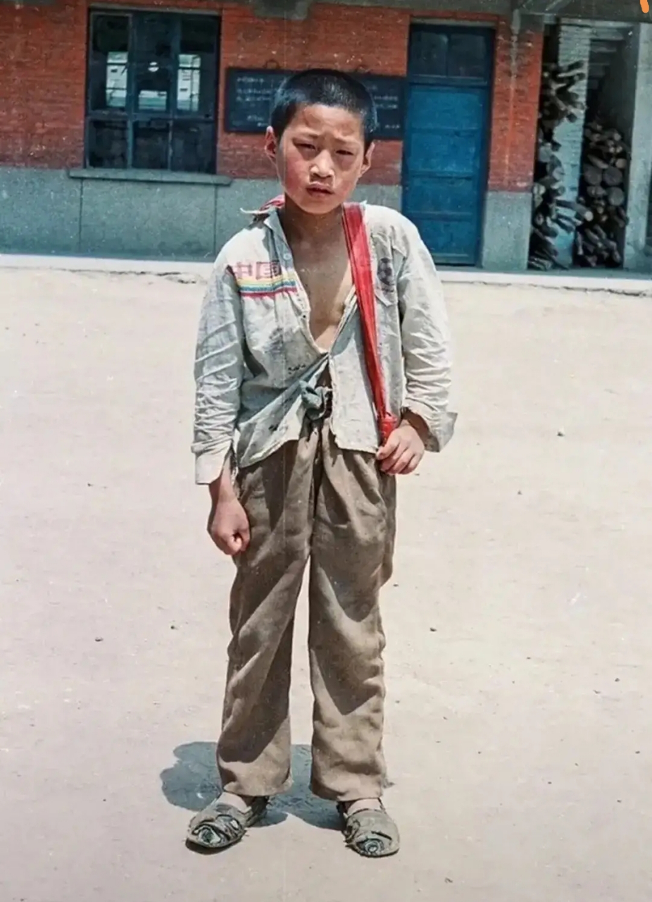 80年代,陕西农村,一个小学生站在校园里留下的照片,镜头中的这个男孩