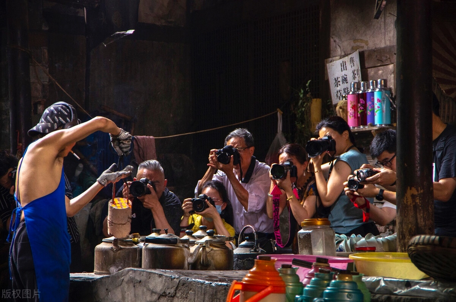 喝茶,摆龙门阵(即聊天),打麻将……四川最鲜活的市井日常就浓缩在茶馆