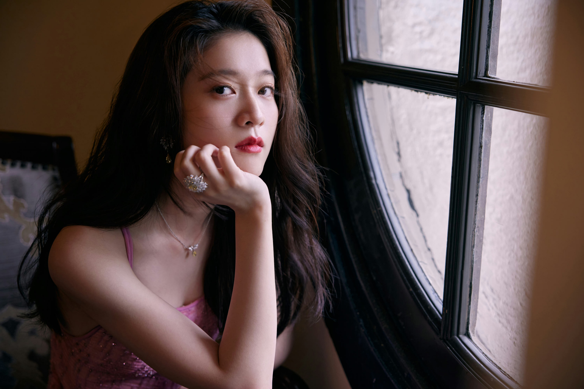 张雪迎樱花粉吊带裙,好精致的一张脸. #美女