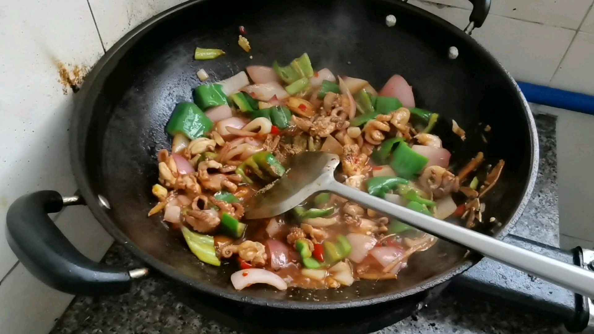母鸡炖莲藕.爆炒八爪鱼一菜一汤吃的真过瘾