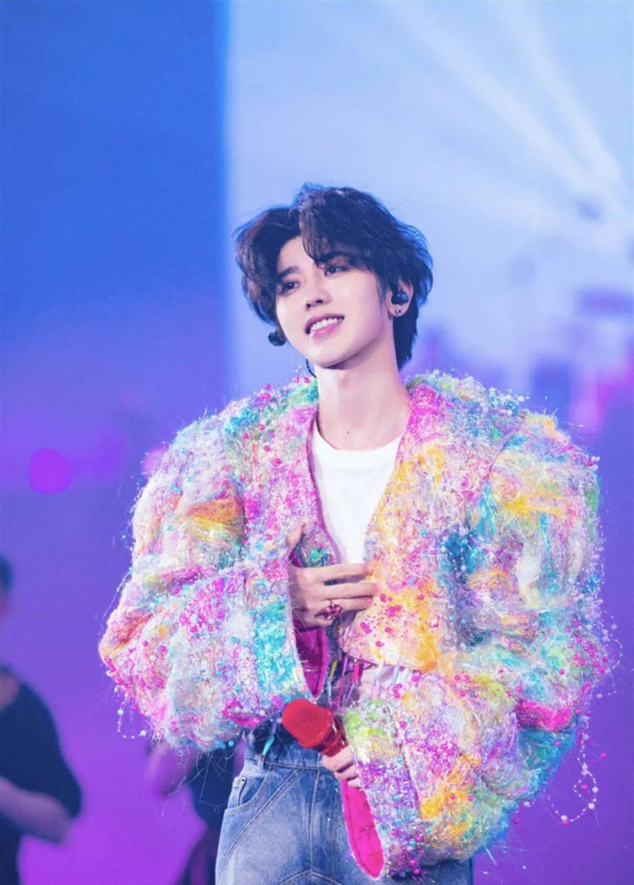 蔡徐坤地震了,深陷丑闻风波  蔡徐坤,1998年8月出生于浙江温州.