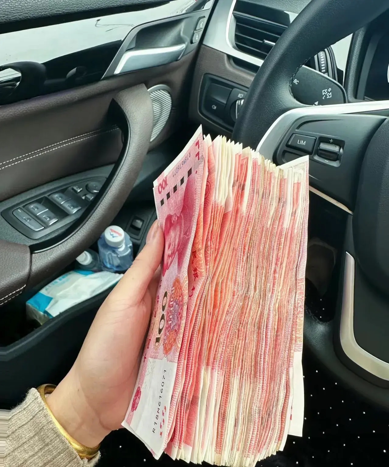 但是她跟着又提出想借钱,我只能打肿脸充胖子说,"10万8万还是可以车里