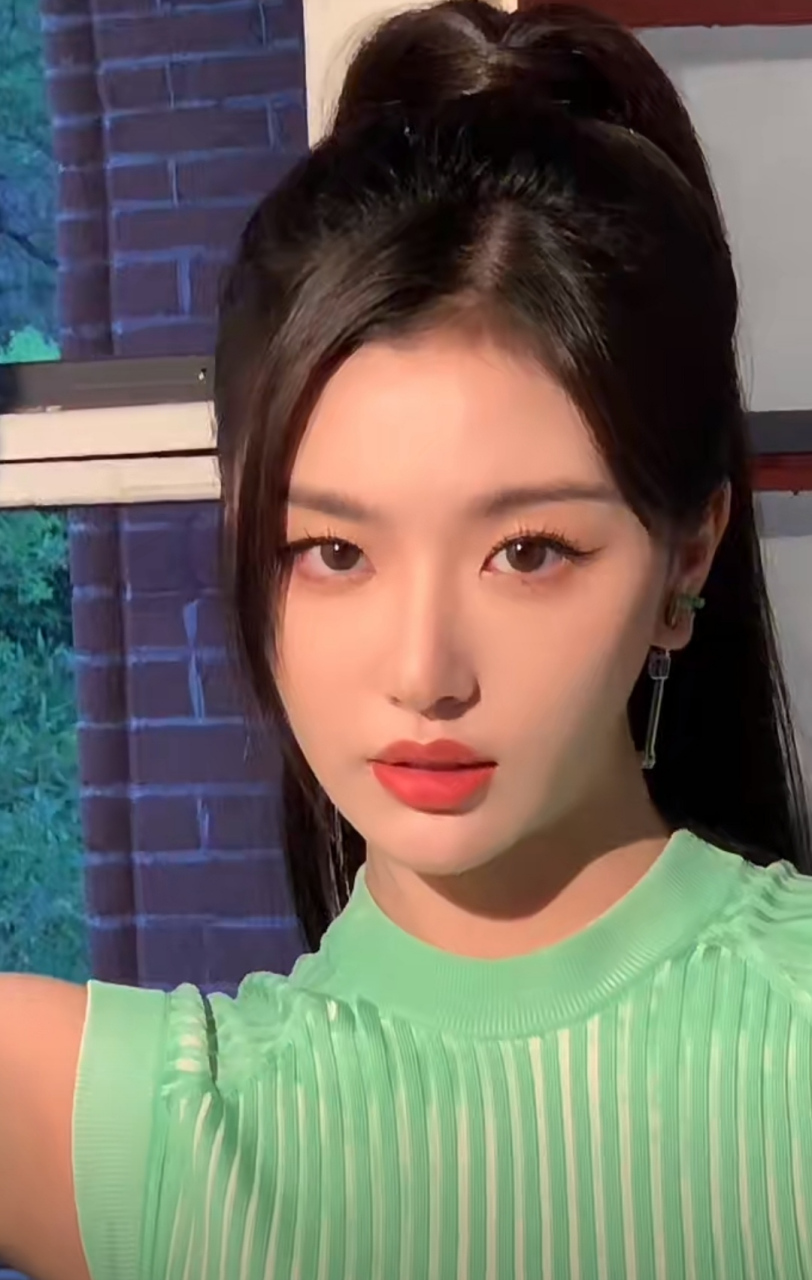 孔雪儿的怼脸镜头,她的五官很紧凑,就是一副天生的舞台长相,特别适合