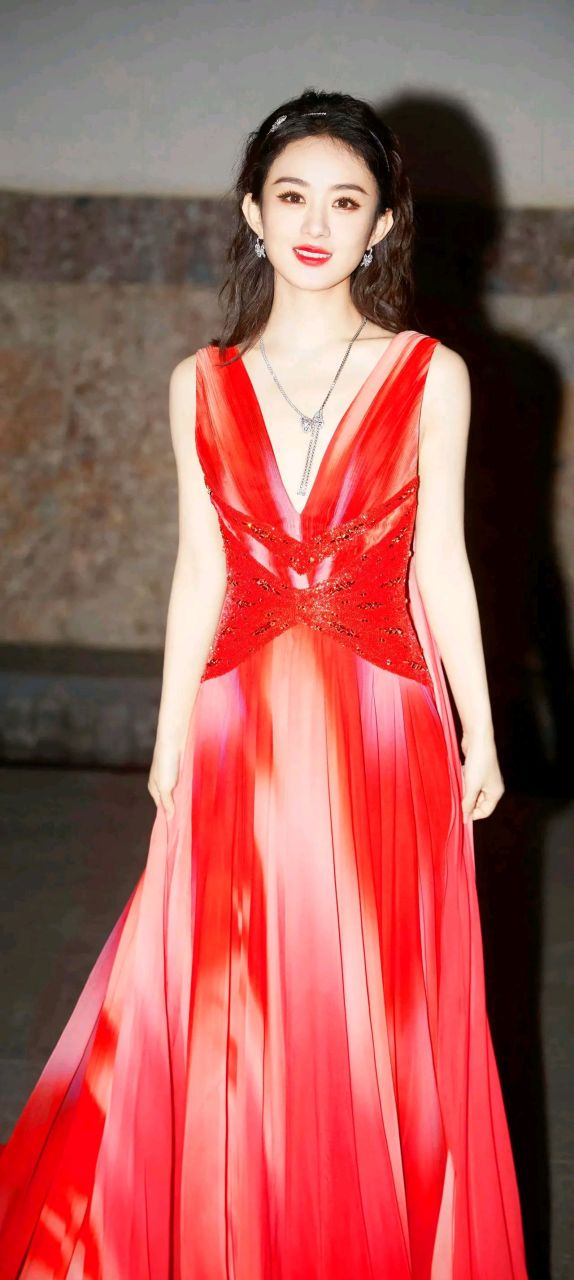 赵丽颖红色v领礼服长裙造型优雅美丽#明星出圈的穿搭# #一眼沦陷