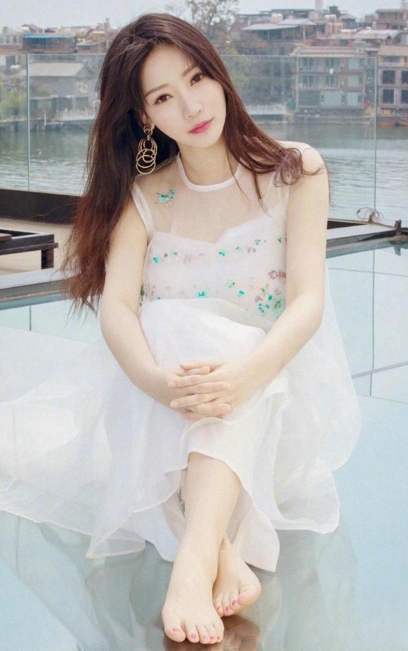 性感女神柳岩粉嫩玉足!#我们都爱聊八卦# #娱乐# #明星生图大赏