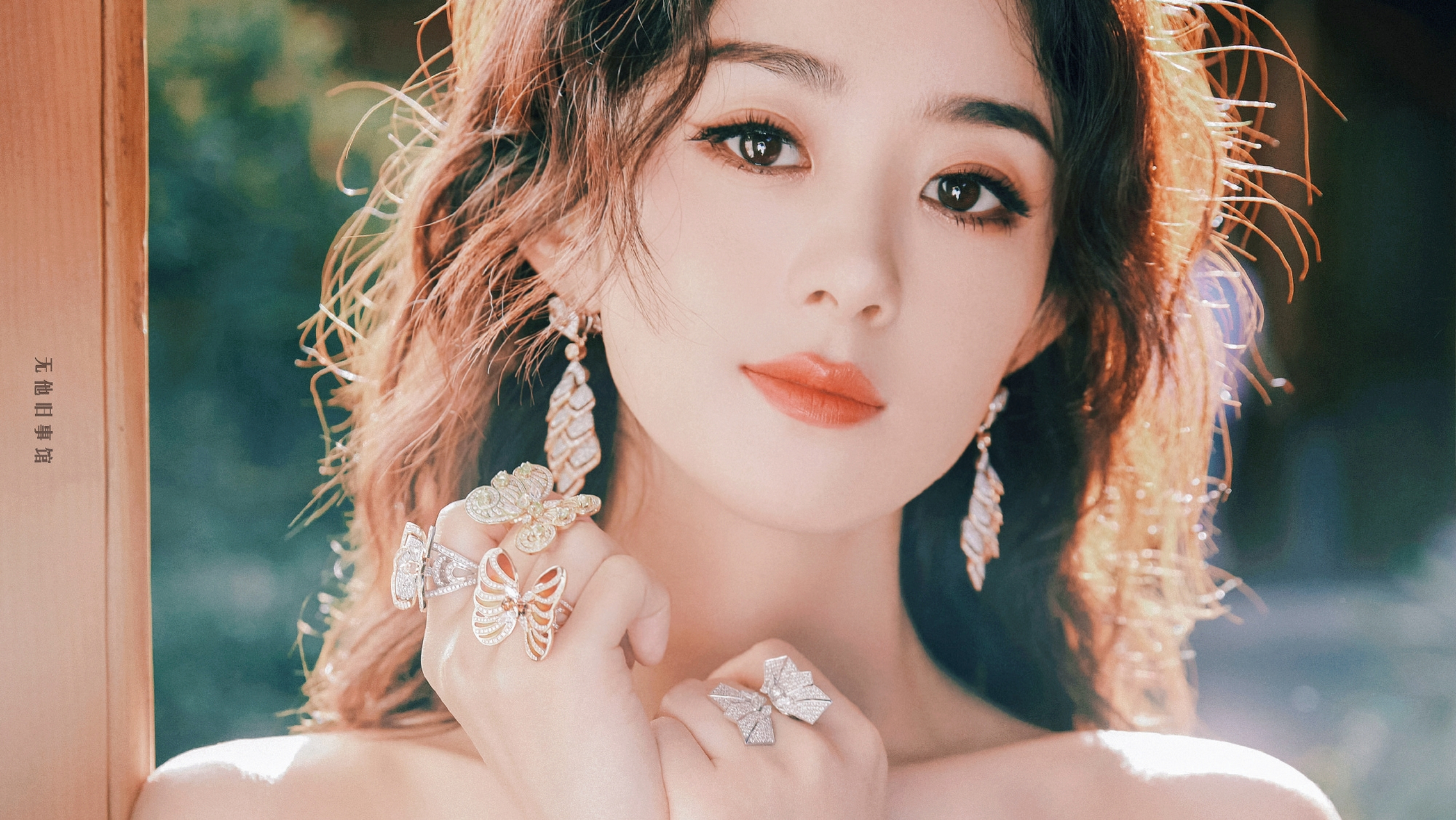 丽颖姐,你就是女王[期待]一身水钻裙,头戴钻石王冠,高贵且优雅,眼神