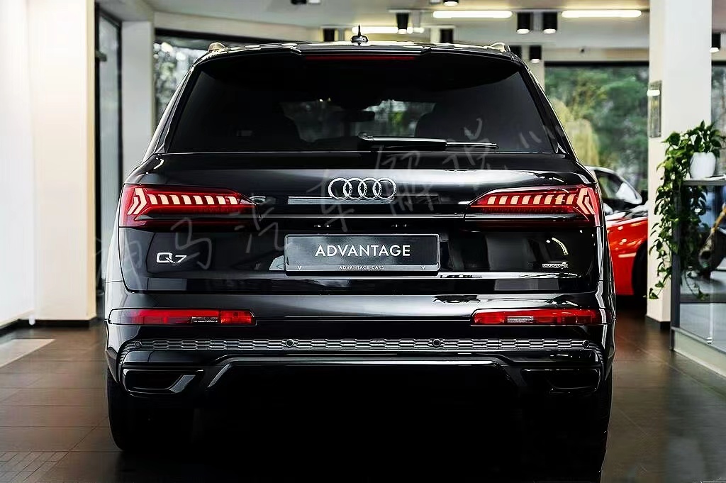 实拍2023款奥迪q7,质感一流,3.0t混动引擎 8at,预售68万,霸气