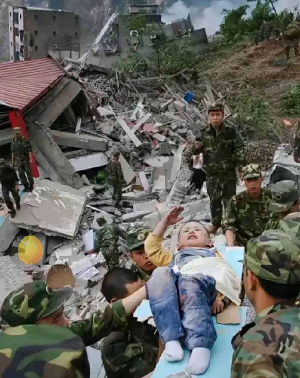 2008年汶川地震存活下来的三岁"敬礼男孩"郎铮,如今15年过去了,今年他