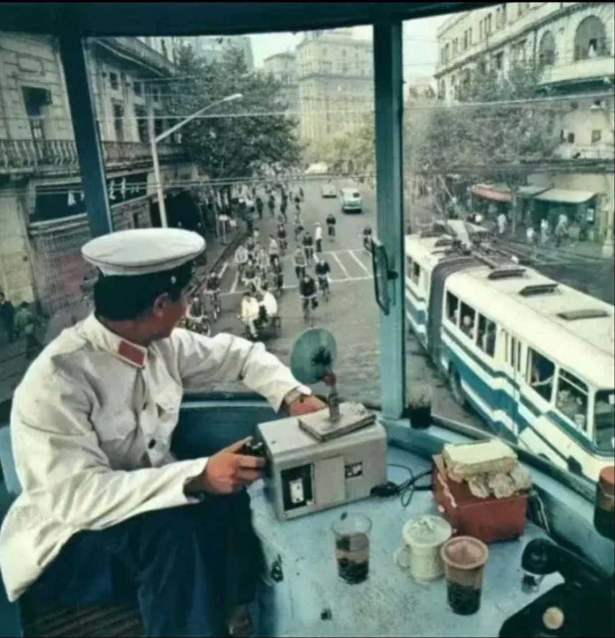 二十世纪八十年代,上海某十字路口的交通岗亭,这种岗亭就像空中楼阁一