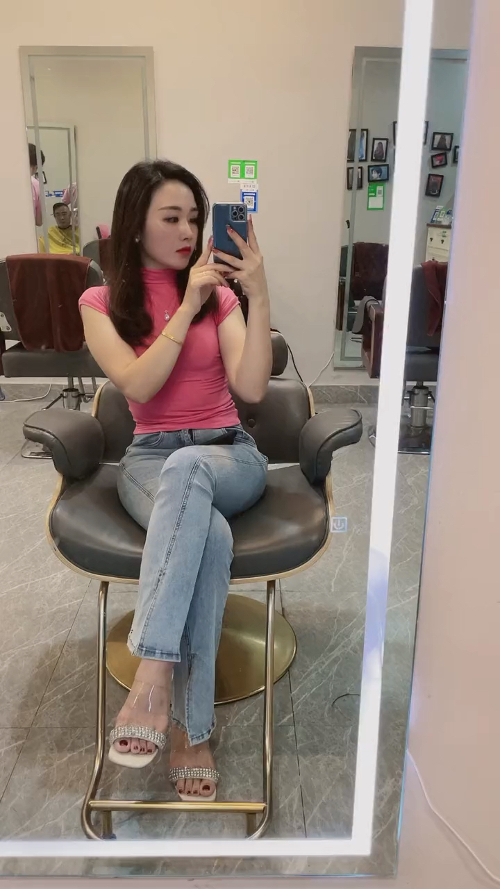美女在理发店自拍穿搭很诱人