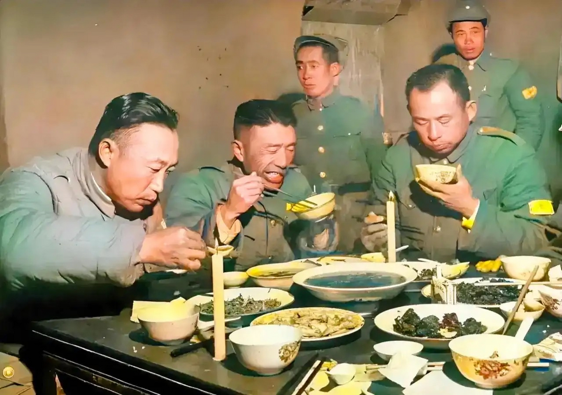 淮海战役期间一张国军高级将领吃饭的图片,看伙食还是相当不错的,六菜