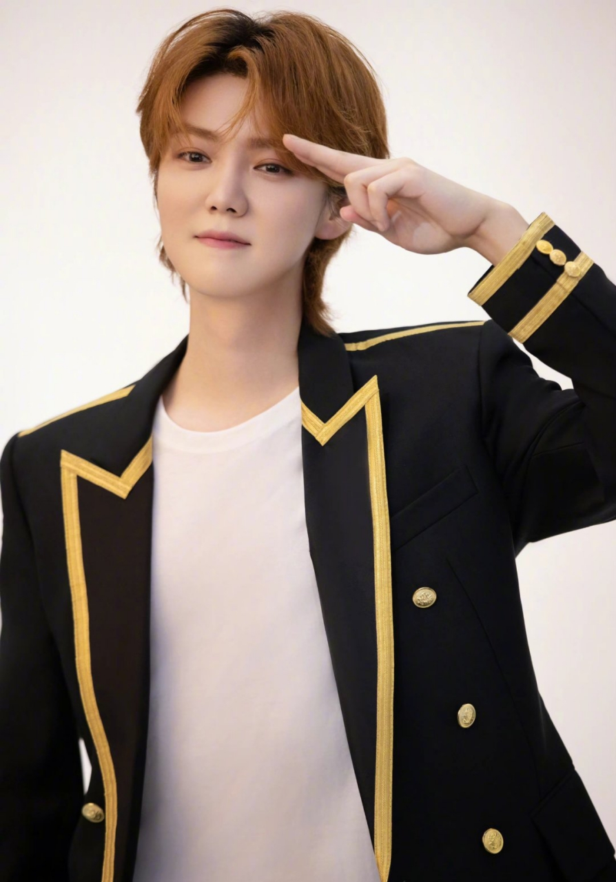 动态30天打卡挑战# 近日,鹿晗工作室发布了一组制服拍摄的营业照片