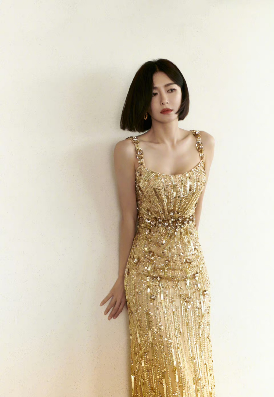 明星# #秦岚#  秦岚一袭鎏金吊带裙,灿烂美丽温柔迷人.
