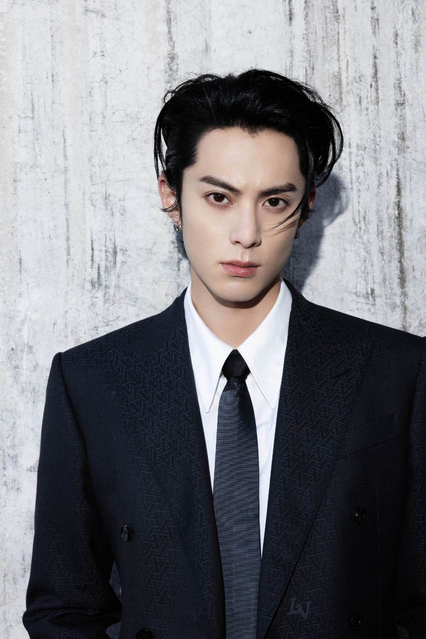 王鹤棣西装帅气写真[月亮][心]