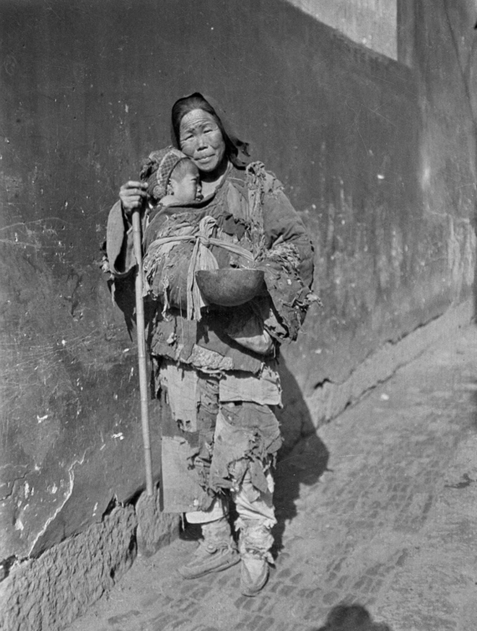 真实老照片:1919年带着孩子乞讨的母亲