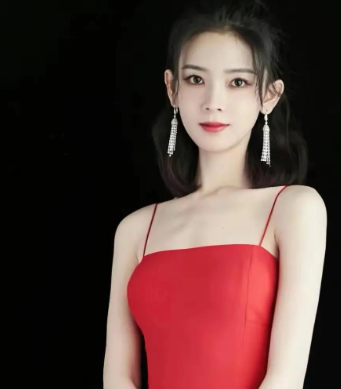 陈瑶与男子逛超市 挽男方手臂十分甜蜜