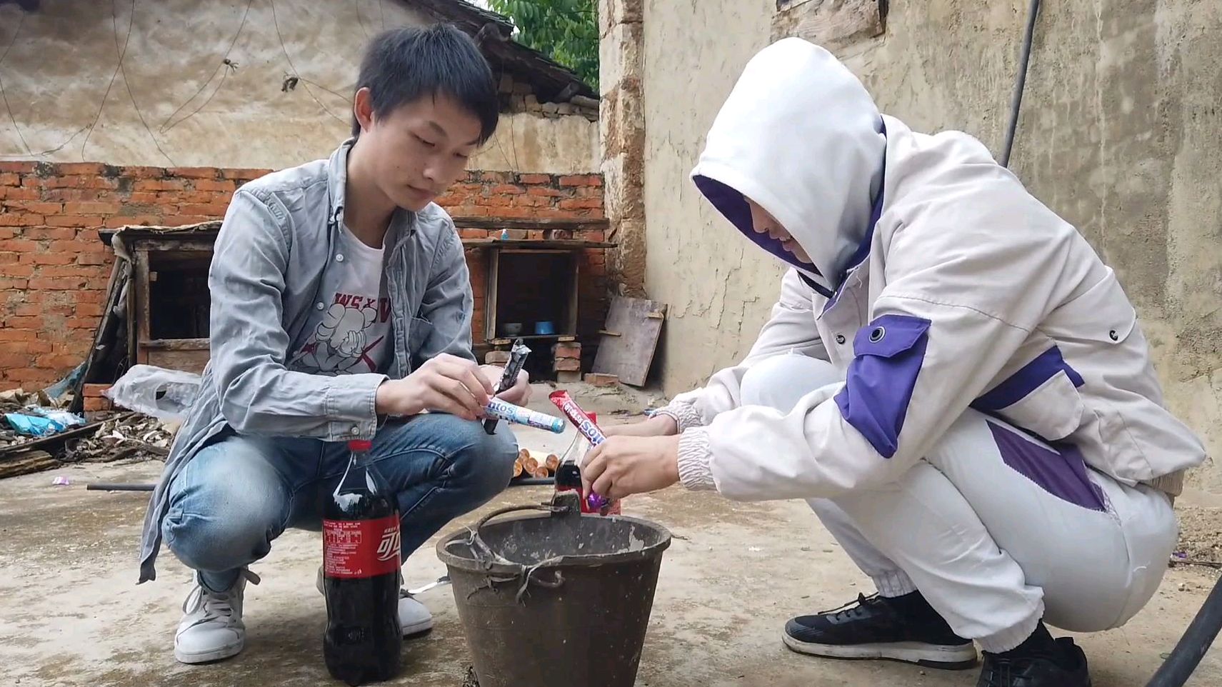 56颗曼妥思加上4升可乐,放在废弃塑料桶里,会不会变成可乐喷泉?