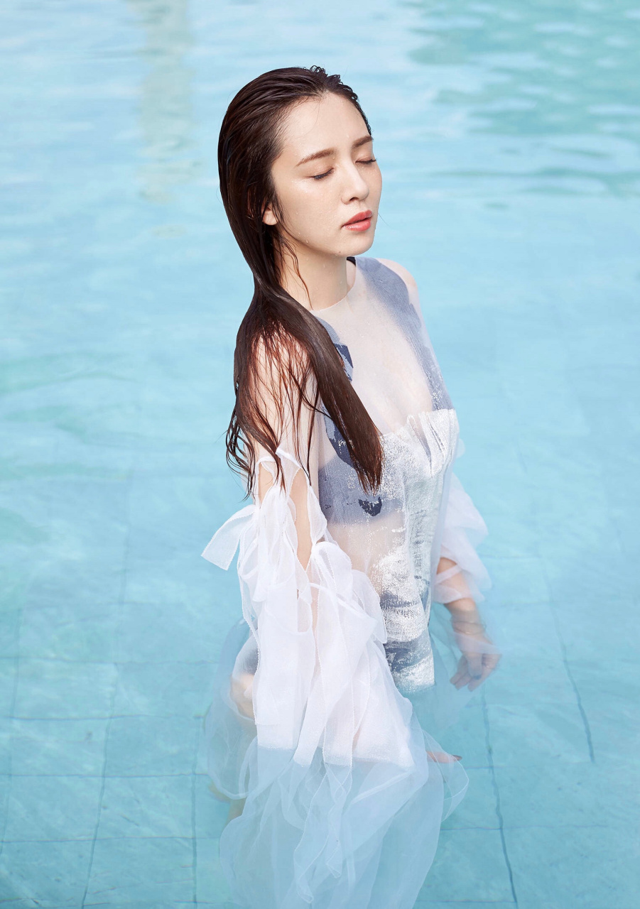 王晓晨 写真大片  秀美腿玉足