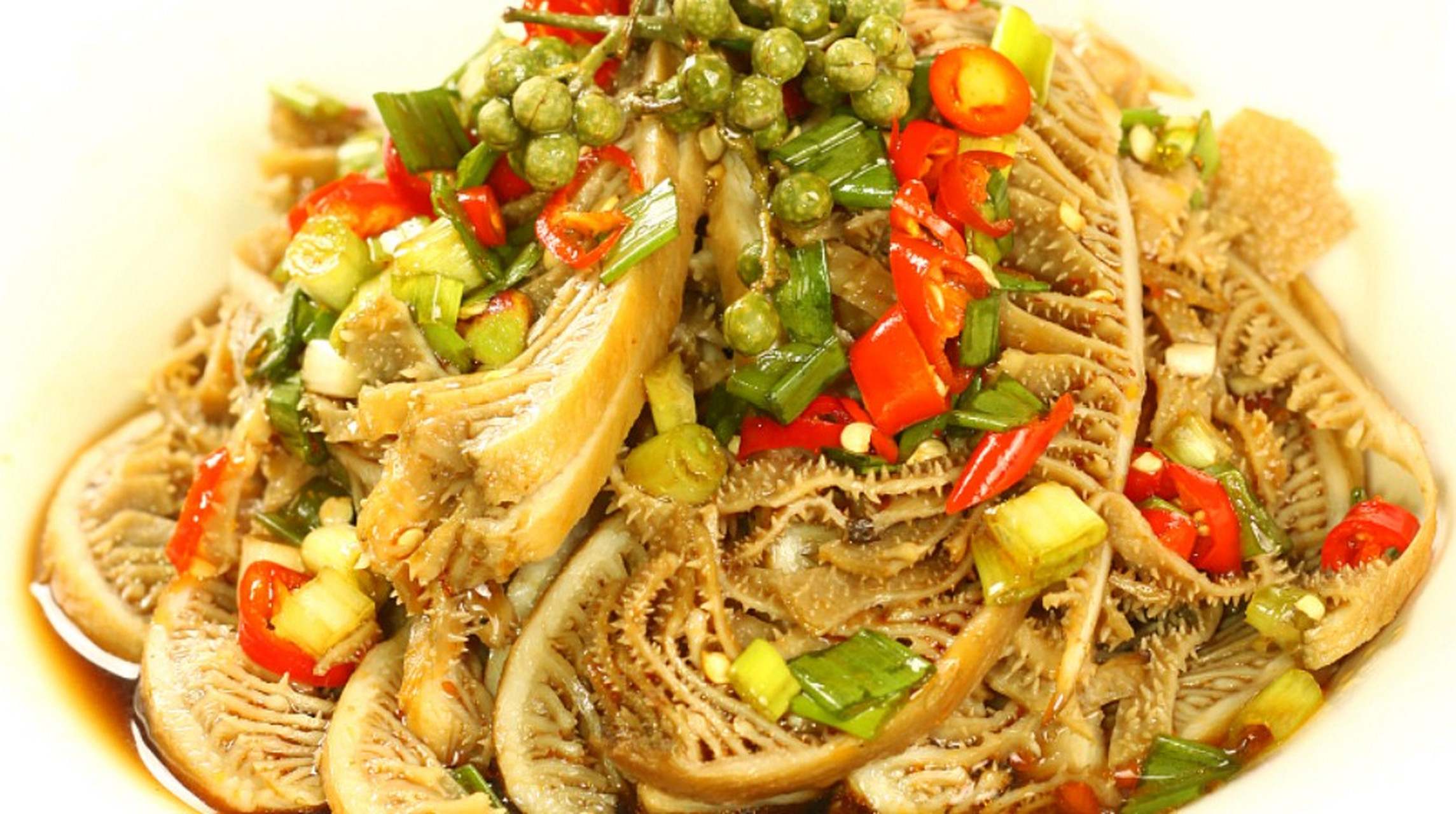 凉拌牛百叶是一道非常适合夏天食用的菜品,它不仅口感脆爽,而且营养