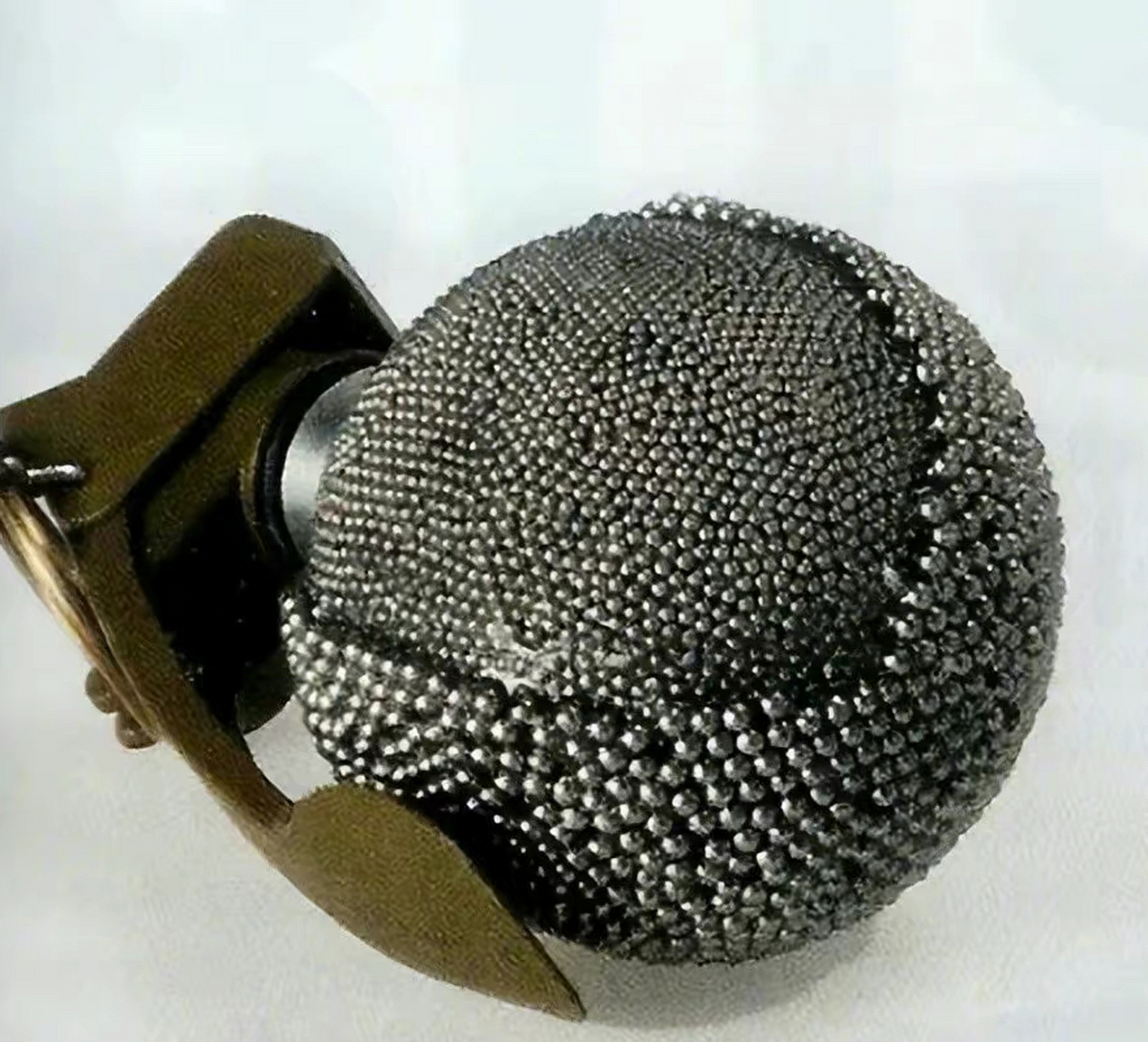 手雷内部放置了3000余枚钢珠,爆炸时每颗钢珠在5米距离内都可以击穿2