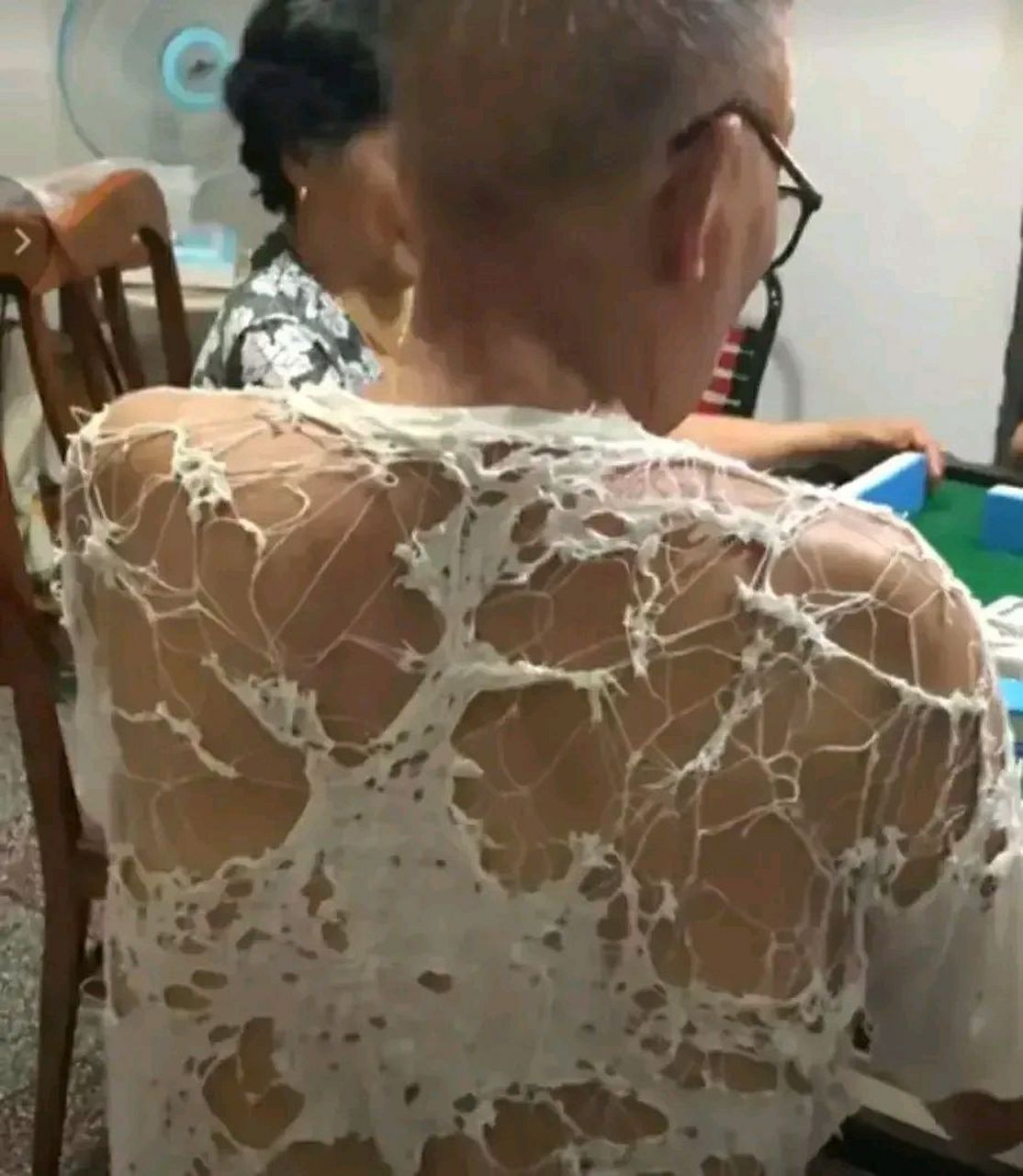"最近朋友店里来了一个奇怪的老大爷,看这大爷身穿网状破烂衣服,本想