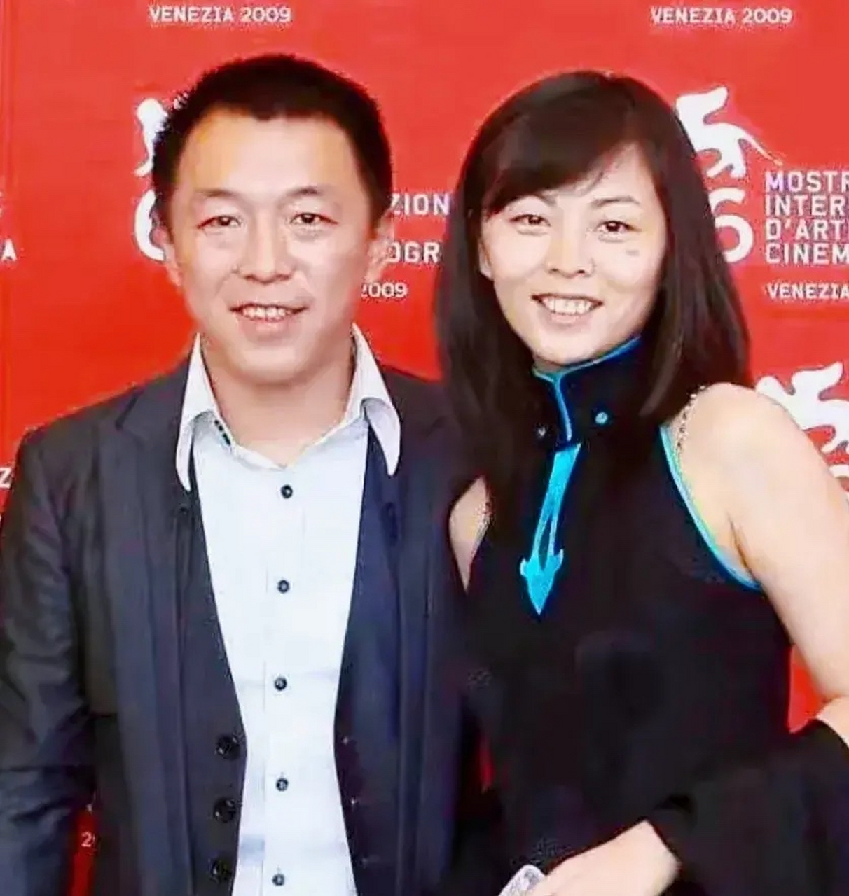 黄渤和他老婆太有夫妻相了吧!做黄渤的老婆真幸福,幽默风趣,人品佳.