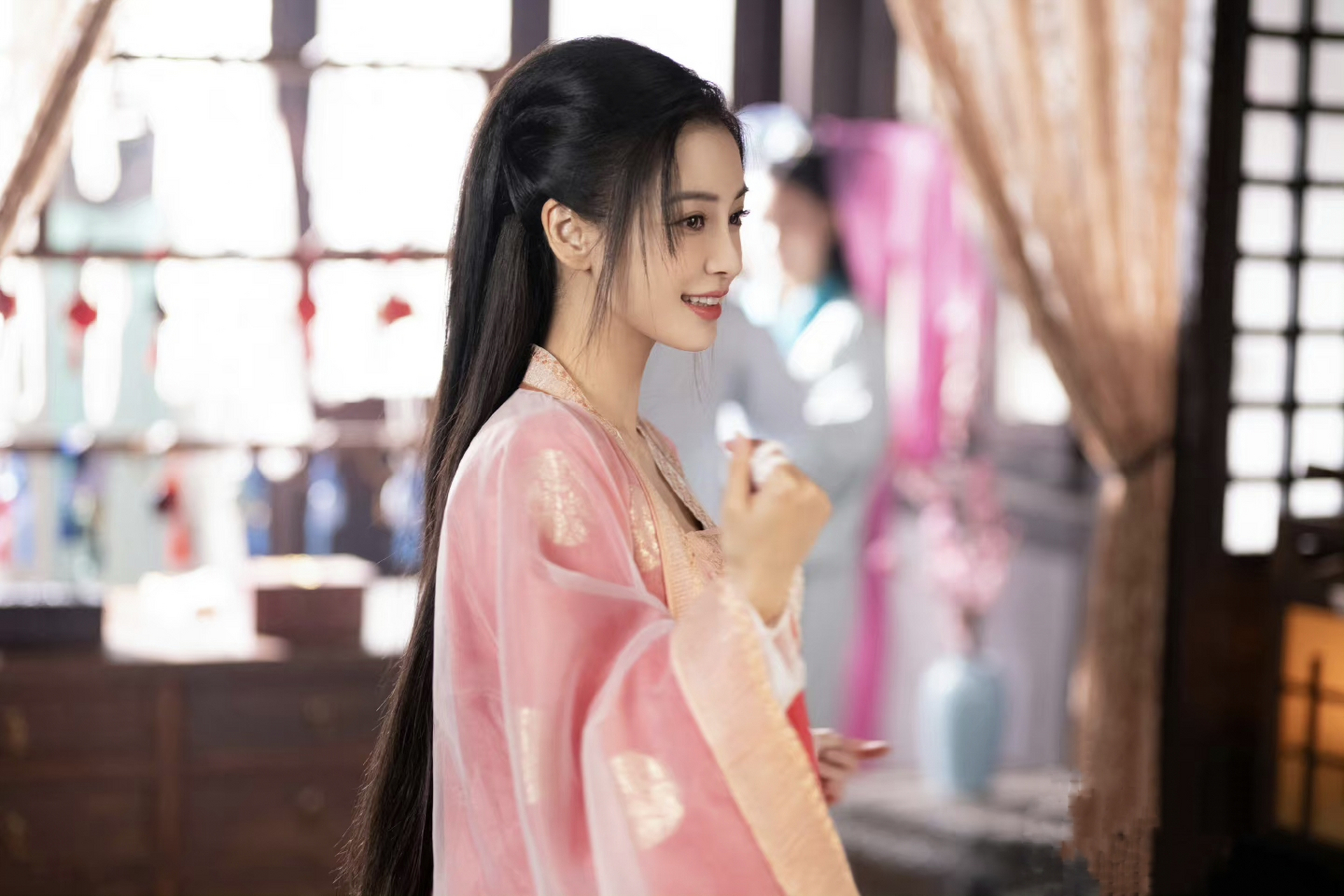 《尘缘》里baby最好看的一个造型……一看就很有故事感,之前妆造按这