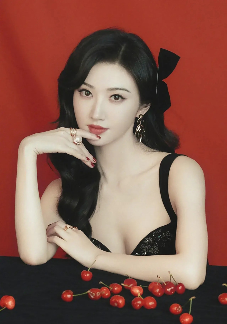 景甜最新动态,景甜自己发布一组具有民国时期神秘女郎魅力味道美人