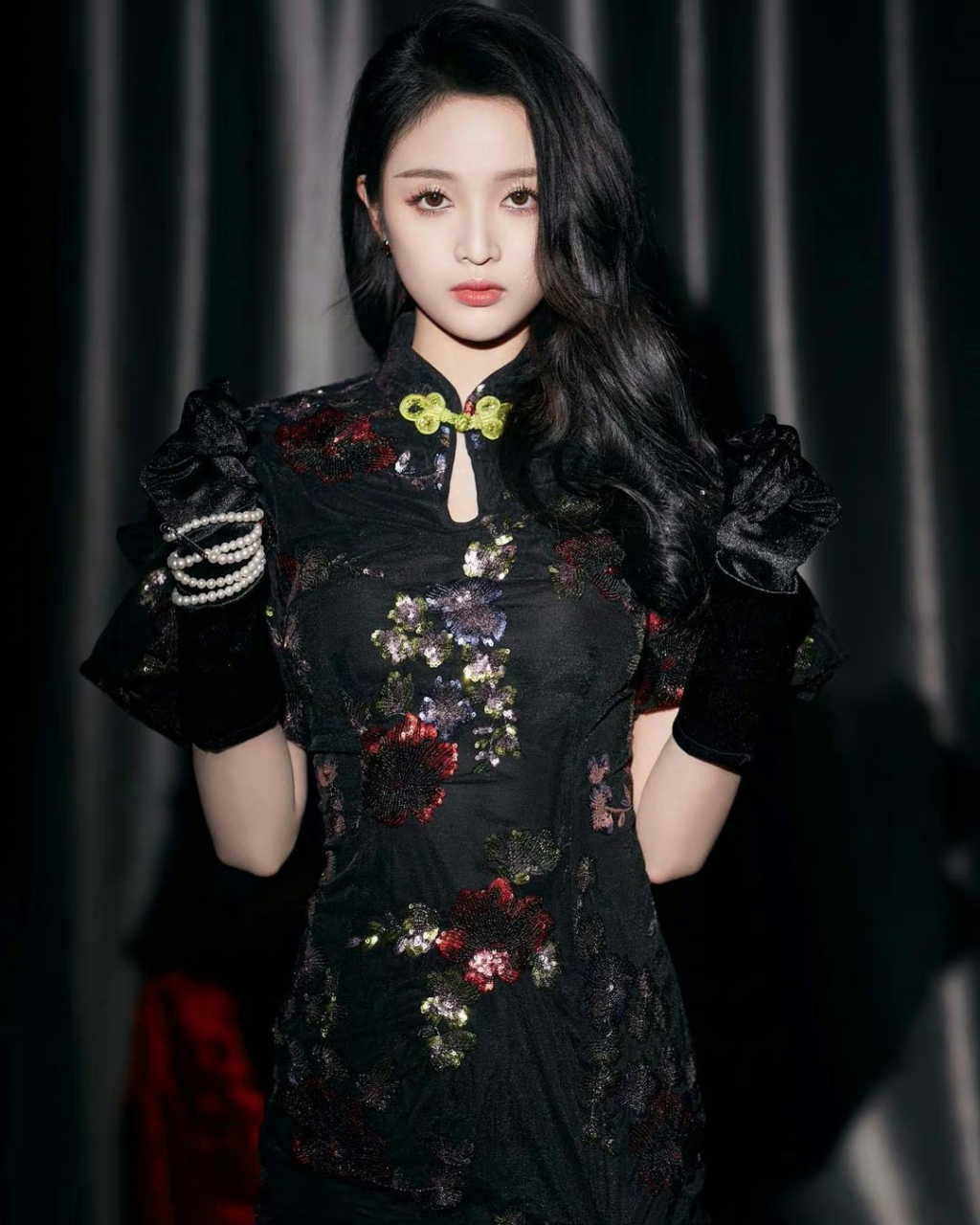 吴宣仪# 一袭黑色复古蕾丝旗袍,清纯甜美的容颜,窈窕曼妙的身材,懈行