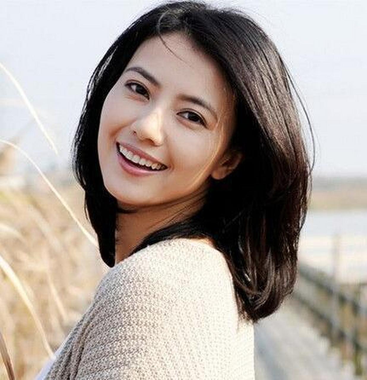 高圆圆的笑容确实非常美丽,她的笑容是那种温柔,善良且充满感染力的.