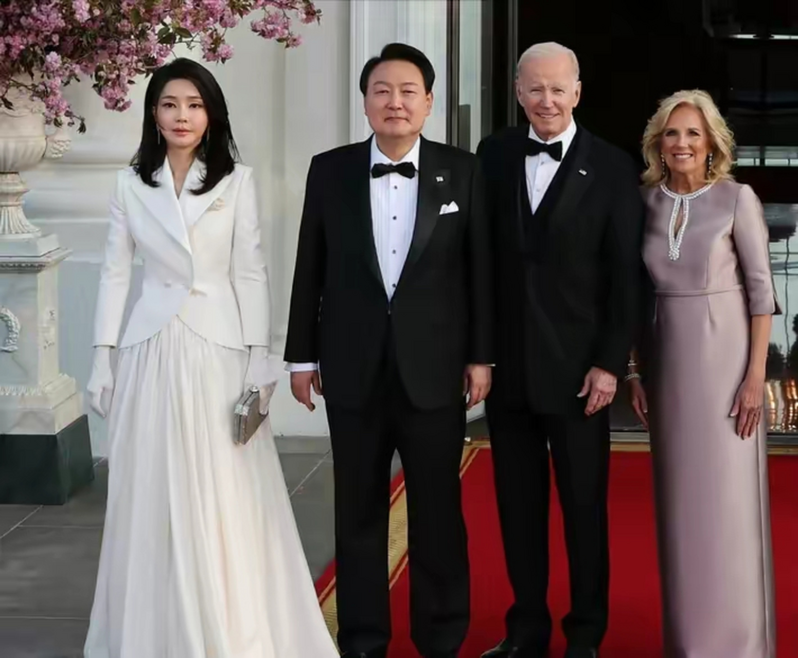 韩国第一夫人金建希把这次的美国之行当成了时装秀了,国宴上的造型