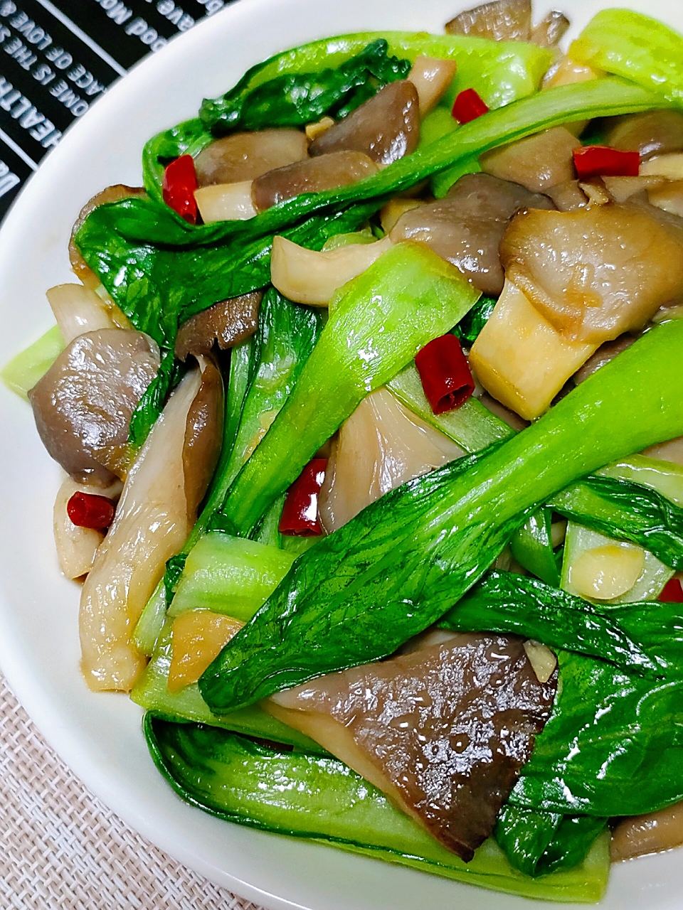 今天分享超好吃的平菇炒油菜,做法超简单,清淡爽口又鲜美 食材: 平菇