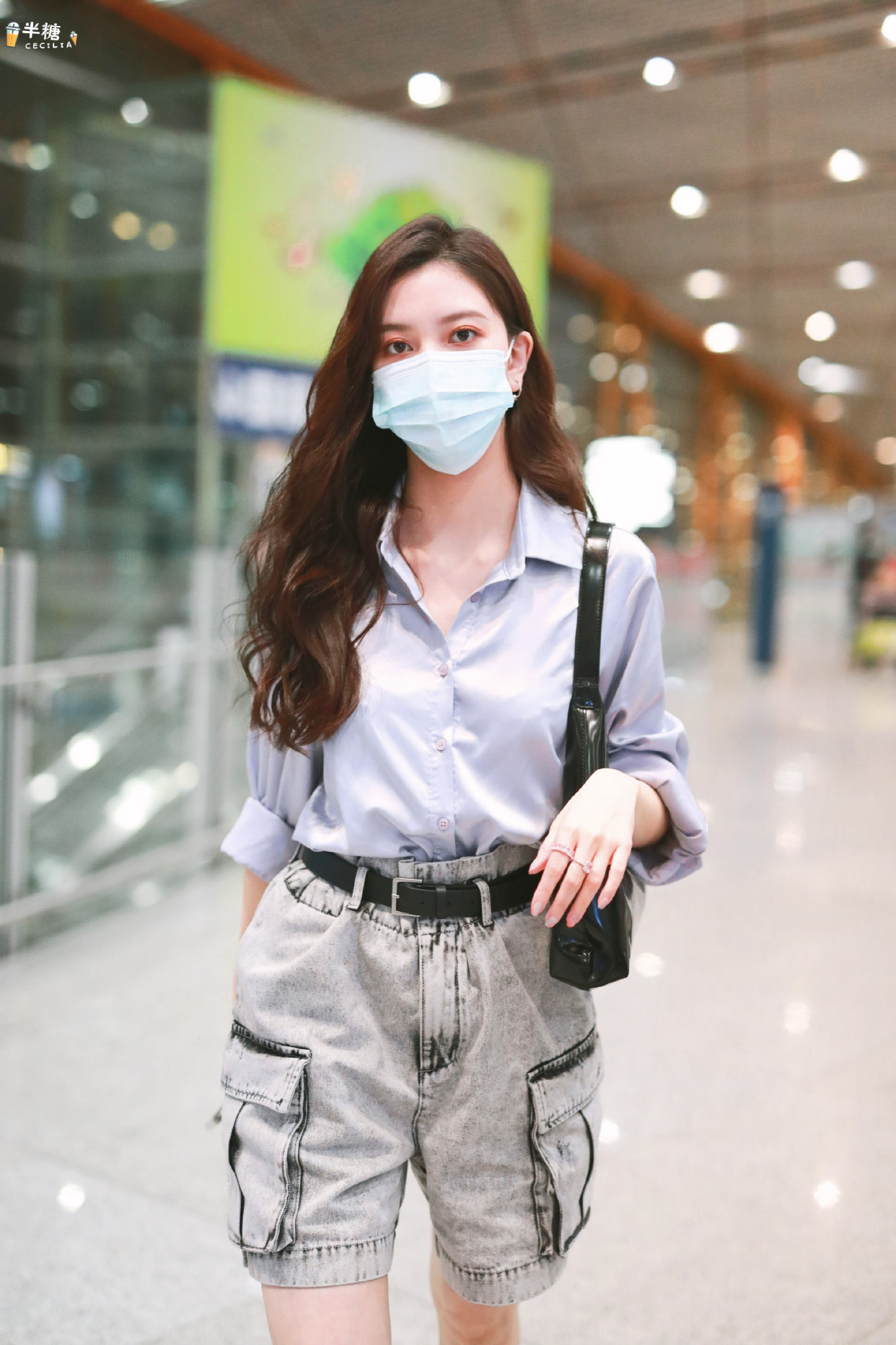 宋妍霏机场私服,紫色高筒靴和衬衫颜色呼应,专属cc紫